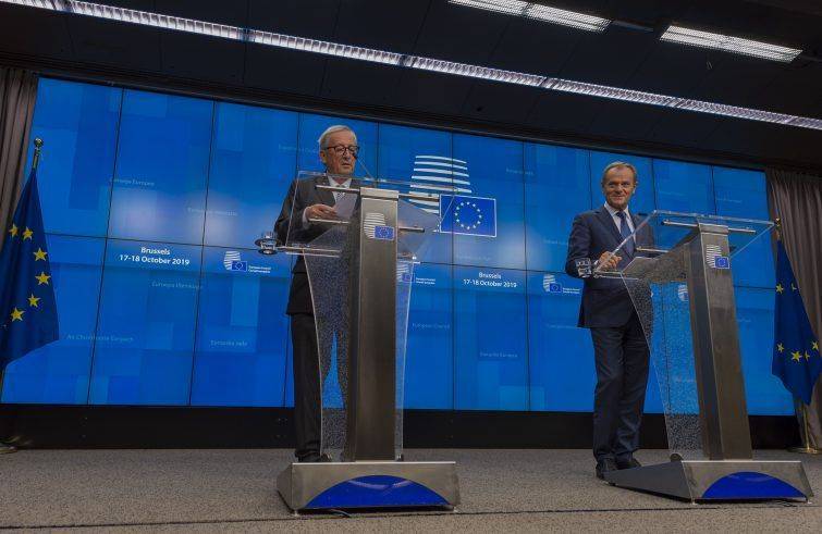 Bruxelles, 18 ottobre: la conferenza stampa di Juncker e Tusk. Sotto, altri protagonisti del Consiglio europeo (Foto Agensir.it)