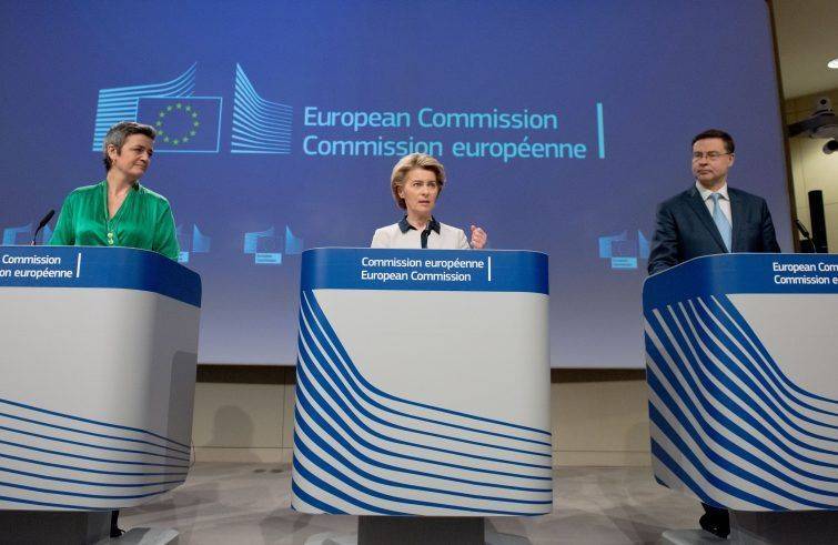Bruxelles: Ursula von der Leyen, Margrethe Vestager, Valdis Dombrovskis (photo SIR/European Commission)