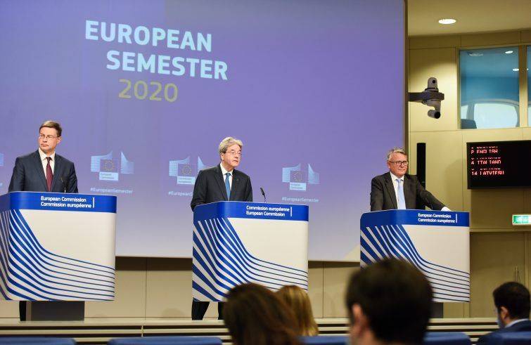 Foto SIR/European commission. Da sinistra Dombrovskis, Gentioloni e Schmit