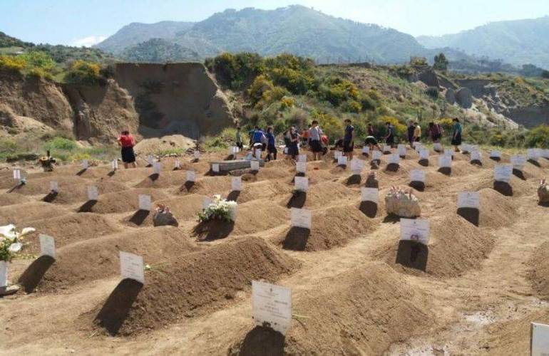 Cimitero Armo per i migranti morti nei naufragi. Foto don Davide Imeneo