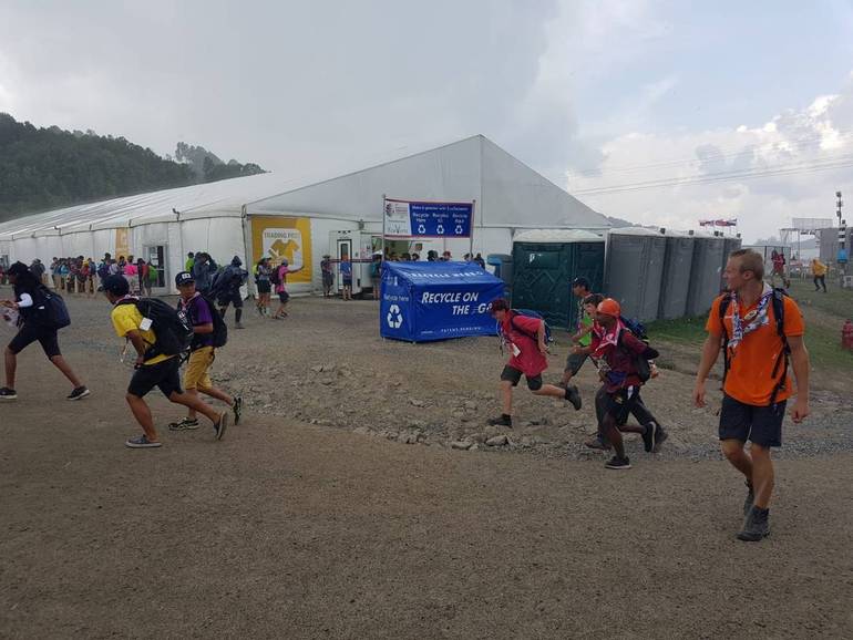 Giovani scout cercano un rifugio coperto, visto il temporale che si è abbattuto sul grande raduno internazionale in corso negli Usa