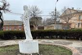 Il “miracolo” della statua della Madonna rimasta in piedi sotto l’esplosione di un ordigno in Ucraina