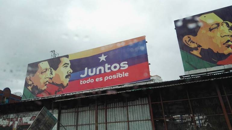 La retorica del regime è ovunque, assieme alle facce di Chavez e Maduro