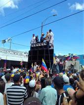 Don Giorgio Bissoni sul palco "benedice" una manifestazione contro il regime di Maduro