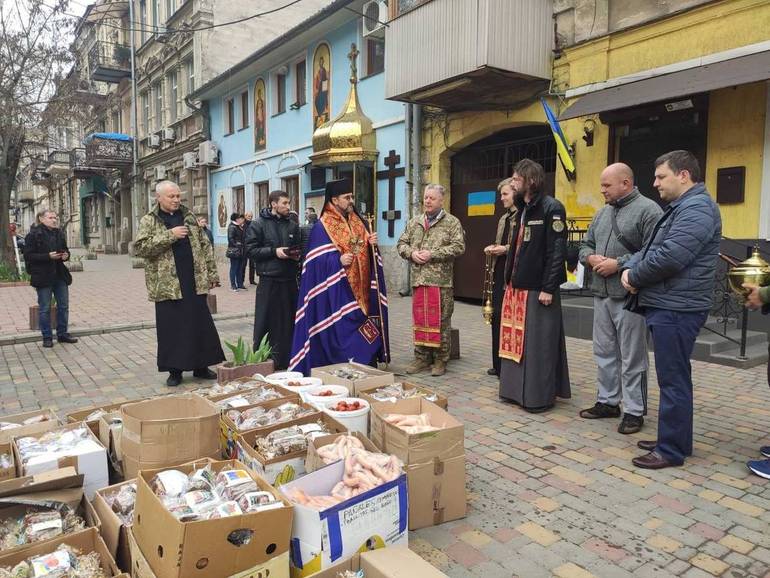 Ucraina, Odessa: monsignor Mykhaylo Bubniy, esarca greco-cattolico di Odessa. Scatoloni di aiuti umanitari. Foto esarcato di Odessa