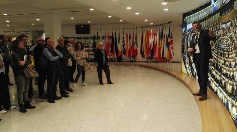 L'europarlamentare Damiano Zoffoli con i giornalisti dei settimanali della Fisc in visita alla sede di Bruxelles