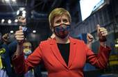 Nicola Sturgeon, premier scozzese, festeggia il risultato delle elezioni per il rinnovo del parlamento scozzese (foto ANSA/SIR)