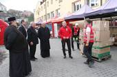 Il cardinale Hollerich e il reverendo Krieger visitano al confine tra Polonia e Ucraina alcune strutture di accoglienza per i rifugiati dell’Ucraina. Volontari sistemano gli aiuti umanitari. Foto Comece