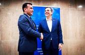 Stretta di mano tra il premier greco Alexis Tsipras (a destra) e l'omologo macedone Zoran Zaev (Agensir)