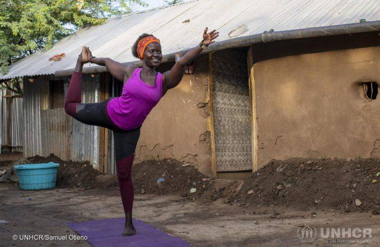 Rita,_refugee_yogist_during_one_of_her_online yoga training_lessons_at_her_home_in_Kakuma_camp. foto: Unhcr