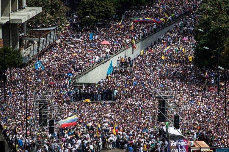 Manifestazione di popolo in Venezuela a favore del cambio politico (foto Sir)