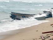 Foto Ansa/SIR. La spiaggia di Cutro, teatro di un altro terribile naufragio, davanti alle coste italiane