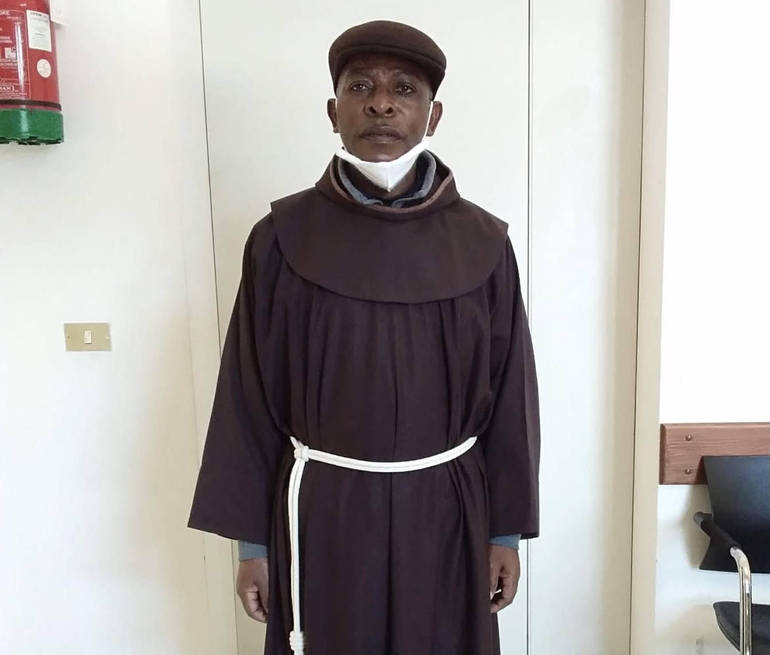 Nella foto, padre Edmond, parroco a San Giorgio di Cesena. Il sacerdote è originario del Congo