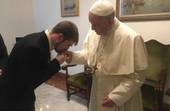 Nella foto papa Francesco con il padre di Alfie Evans