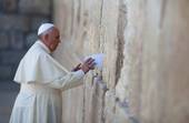 Papa Francesco al muro del pianto, a Gerusalemme. Foto agensir.it