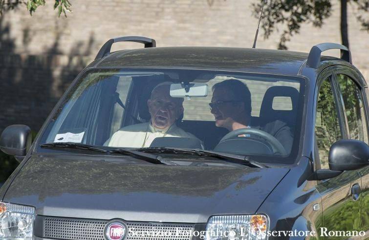 Papa Franccesco con don Dario Viganò su una Fiat Panda