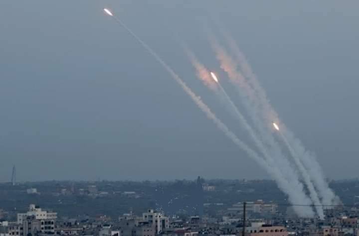 Lancio di razzi a Gaza. Foto agensir.it