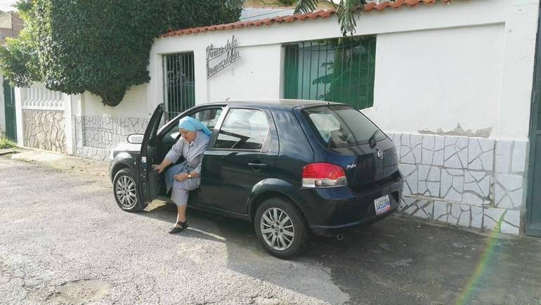 Suor Patrizia scende dalla sua auto, una Fiat Palio di dieci anni tenuta come nuova
