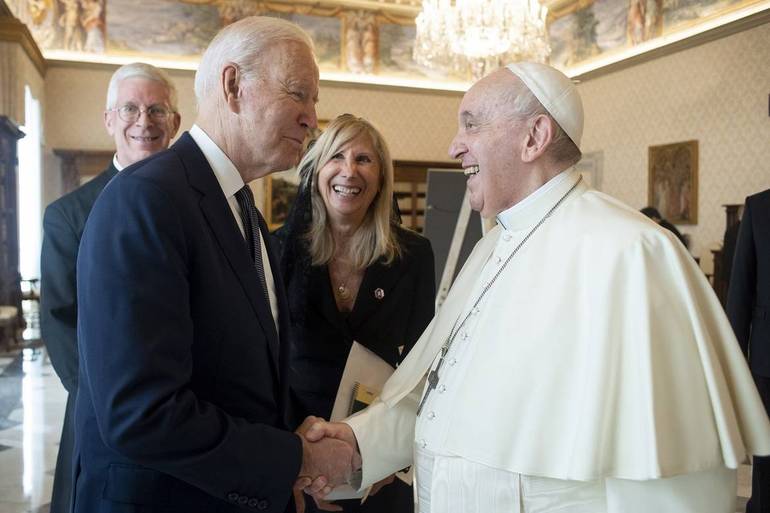 Il presidente americano Joe Biden con papa Francesco. Foto Vatican media/SIR
