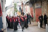 Terra Santa, Gerusalemme: Custodia, 500 giovani alla Via Crucis con la “sciarpa rossa per dire che il perdono è la risposta dei cristiani alla violenza”. Foto Custodia