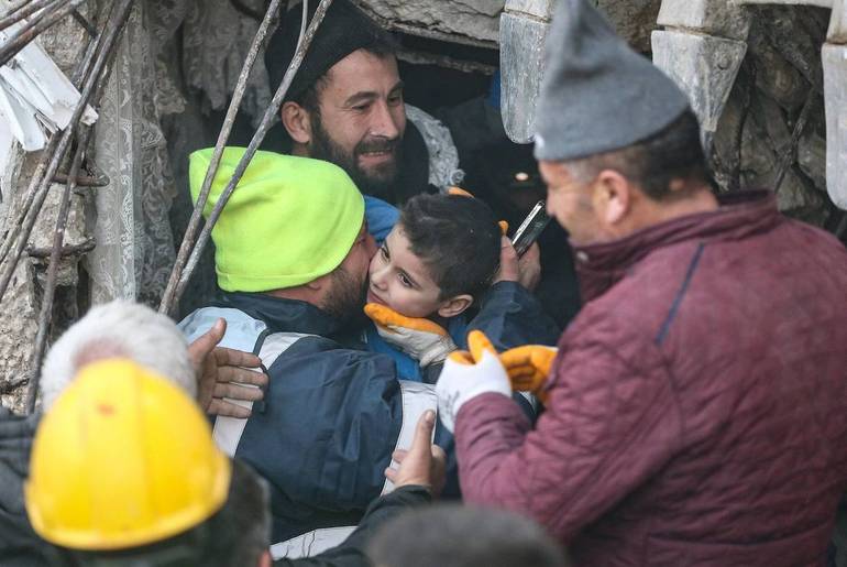 Turchia, 8 febbraio 2023: terremoto in Turchia e Siria. Bambino estratto vivo dalle macerie. Foto Ansa/SIR
