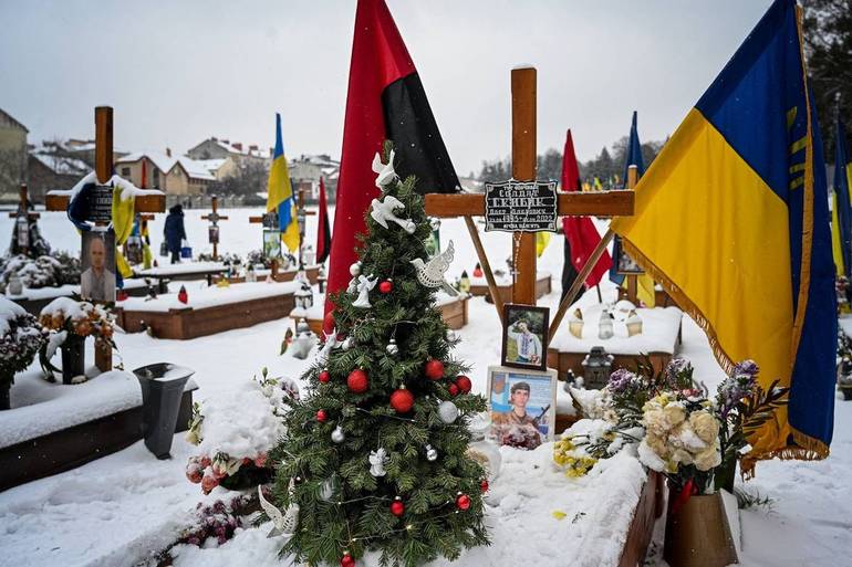 Ucraina: albero di Natale sulla tomba di un soldato ucraino nel cimitero di Lychakiv nella città ucraina occidentale di Leopoli. Foto AFP/SIR