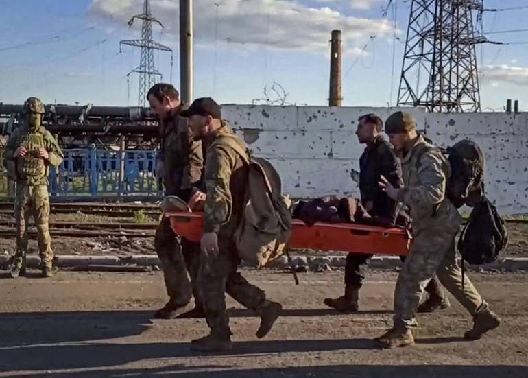 Guerra in Ucraina: militari ucraini evacuati dall’acciaieria Azovstal. Foto Ansa/SIR