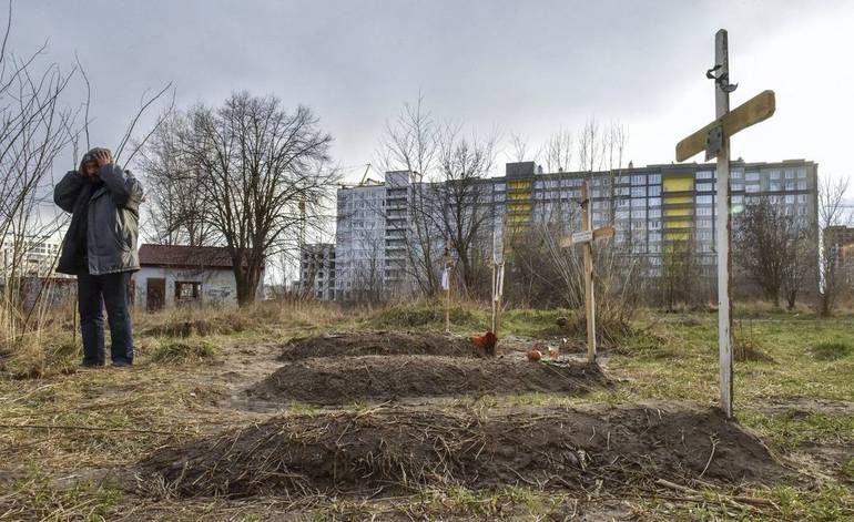 Guerra in Ucraina, 4 aprile 2022: sepolture in terra per i civili uccisi a Bucha. Foto Ansa/SIR