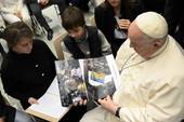 Vaticano,21 dicembre 2022: Papa Francesco tiene l’udienza generale in Aula Paolo VI. Il Papa tiene in mano un calendario con foto dell’Ucraina. Foto Vatican Media/SIR