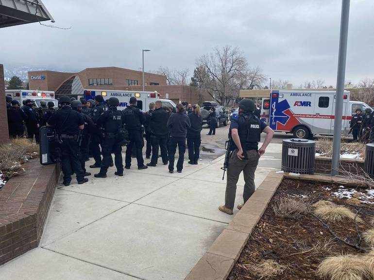 Usa, strage in un supermercato in Colorado: dieci morti, fermato il killer