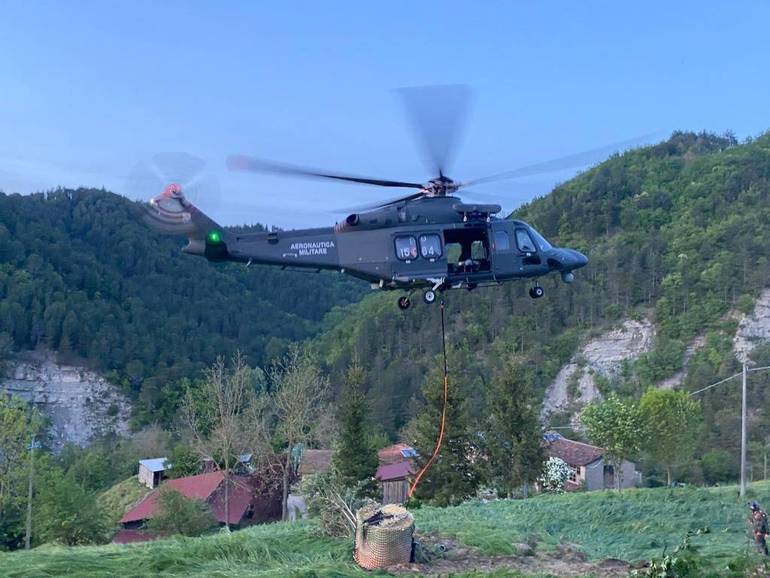 Alluvione Emilia-Romagna: gli elicotteri dell'Areronautica militare in azione