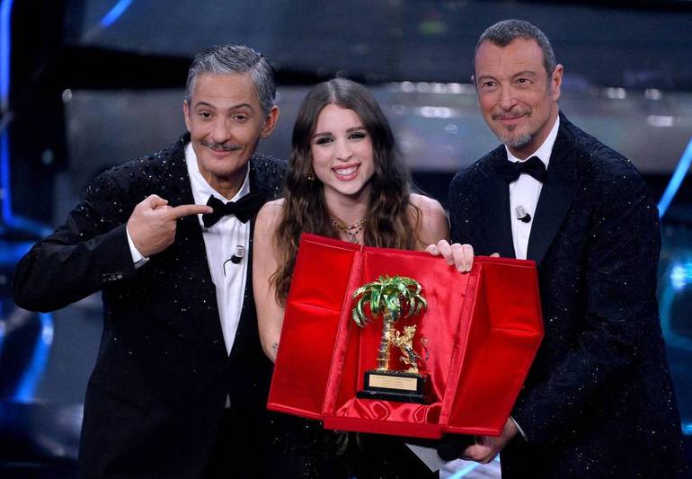 Sanremo, 10 febbraio 2024: 74° Festival della canzone italiana. La vincitrice Angelina Mango con Fiorello ed Amadeus. Foto Ansa/SIR