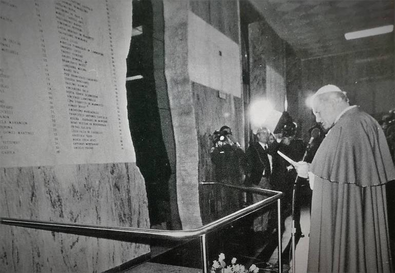 Bologna, 18 aprile 1982 - Giovanni Paolo II in stazione Centrale sul luogo della strage dell'agosto '80