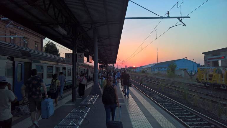 Pendolari nella stazione di Cesena - Foto MiB