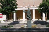 La statua di don Giovanni Minzoni, davanti al Duomo di Argenta