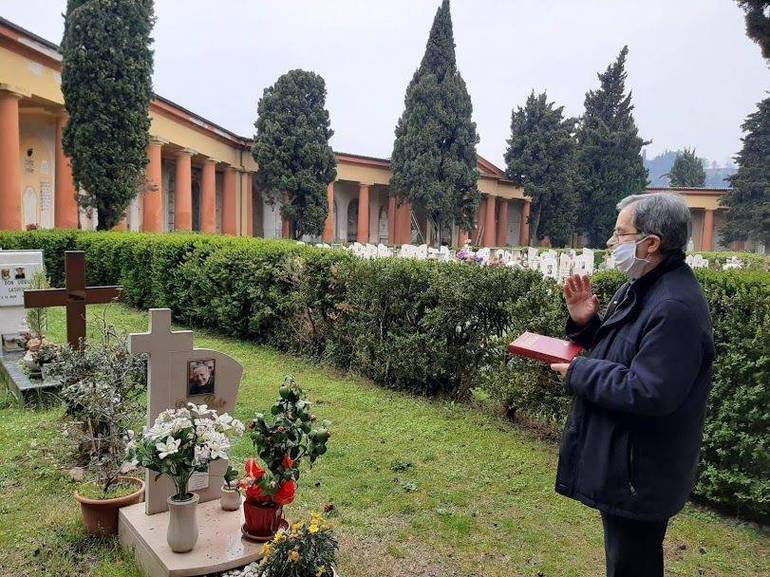 Il vescovo Douglas il 27 marzo scorso in visita al cimitero urbano di Cesena