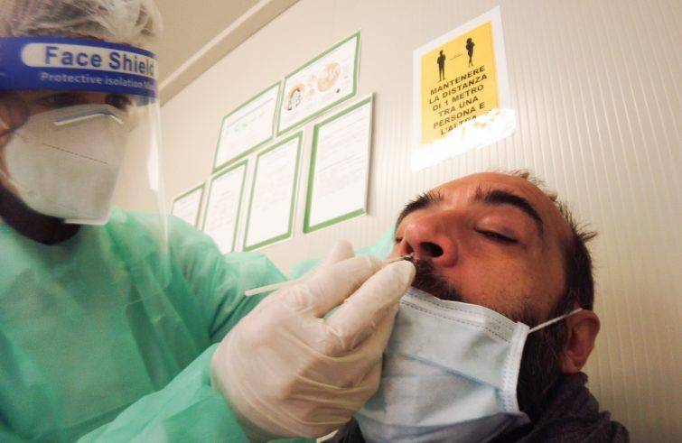 Coronavirus.In Emilia-Romagna 969 nuovi casi, calano i ricoveri nei reparti Covid (-26), stabili quelli nelle terapie intensive (+1)