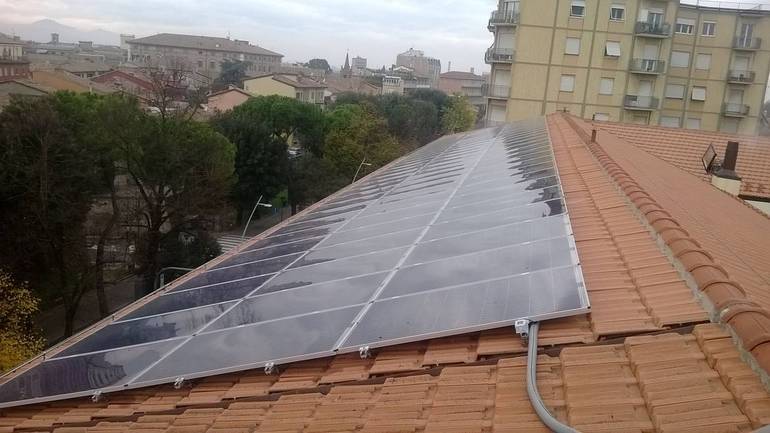 Pannelli solari sul tetto di una scuola di Cesena