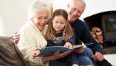 Festa dei nonni, più di uno su tre aiuta il bilancio della famiglia