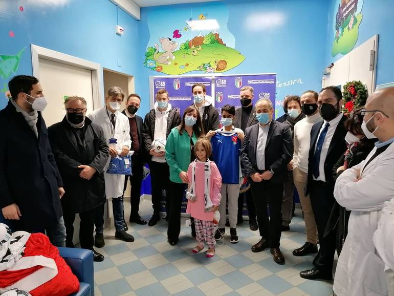 La delegazione in visita alla Pediatria del "Bufalini"
