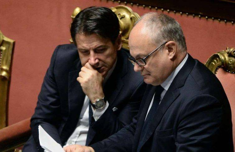 Il presidente del Consiglio Giuseppe Conte con il ministro per l'Economia Roberto Gualtieri (Foto agensir.it)