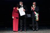 Il momento della consegna dell'onorificenza al prefetto Antonio Corona. (Foto Sandra e Urbano - Cesena)