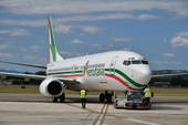 Il Boeing 737-800 di Aeroitalia poco prima del decollo del volo Forlì-Brindisi