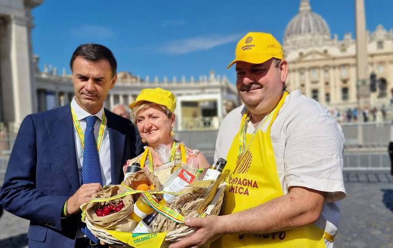 Il presidente della Coldiretti Ettore Prandini assieme a due produttori alluvionati con il cesto delle specialità romagnole da donare a Papa Francesco