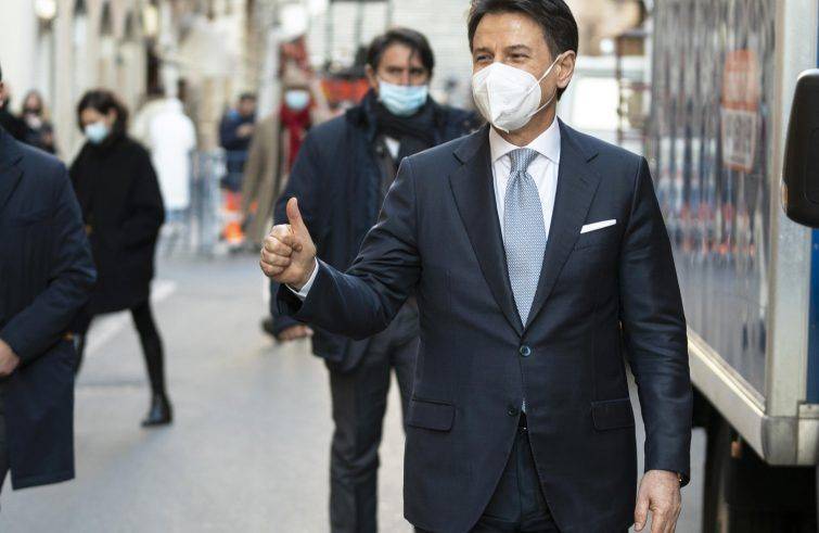 Foto Agensir/Ansa - This handout photo provided by the Chigi Palace Press Office shows Italian Premier Giuseppe Conte returning on foot to Chigi Palace after paying a visit to the Quirinal palace for talks with President Sergio Mattarella, in Rome, Italy, 13 January 2021. Conte on Wednesday went to see President Mattarella for talks on an apparently looming government crisis, sources said, describing the talks as "interlocutory". Ex-premier and Italia Viva (IV) leader Matteo Renzi has repeatedly threatened to pull IV out of the ruling coalition over alleged flaws in the government's 222.9-billion-euro COVID Recovery Plan. ANSA/ CHIGI PALACE PRESS OFFICE/ FILIPPO ATTILI +++ ANSA PROVIDES ACCESS TO THIS HANDOUT PHOTO TO BE USED SOLELY TO ILLUSTRATE NEWS REPORTING OR COMMENTARY ON THE FACTS OR EVENTS DEPICTED IN THIS IMAGE; NO ARCHIVING; NO LICENSING +++