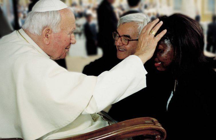 Giovanni Paolo II, don Oreste Benzi e Anna, nell'anno 2000, a Roma
