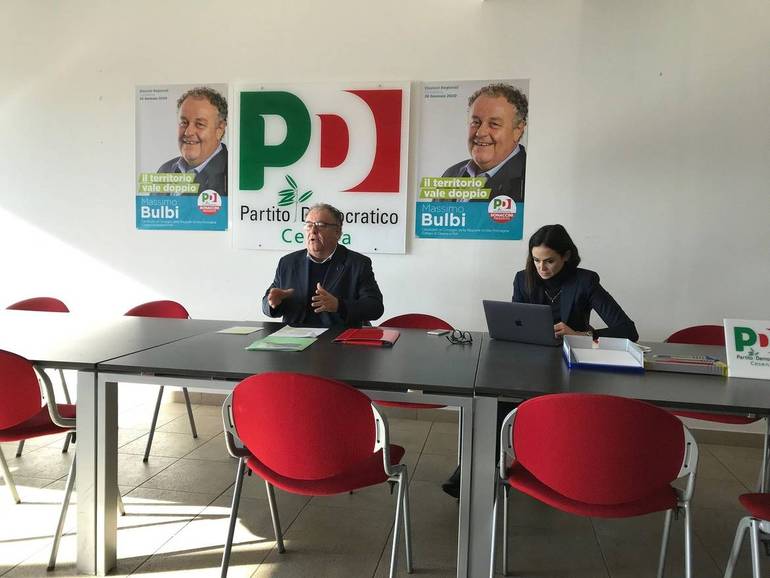 Nella foto la conferenza stampa di stamattina nella sede cesenate del Pd. Con il candidato Massimo Bulbi, la coordinatrice del suo comitato, Giorgia Battelli
