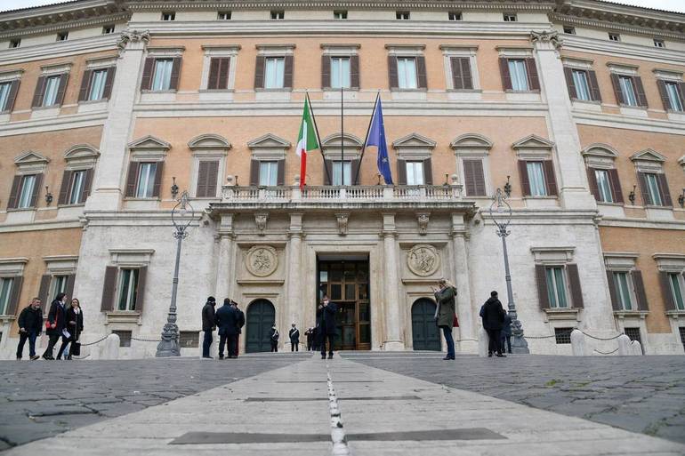 La facciata di palazzo Montecitorio,a Roma, sede della Camera dei deputati. Foto SIR/Marco Calvarese