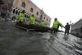 Maltempo: Venezia, acqua alta record. Danni alla basilica di san Marco. Città in tilt, una vittima nell’isola di Pellestrina