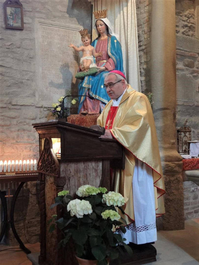Monsignor Luigi Negri a Romagnano (Sogliano al Rubicone) in una foto di Pier Giorgio Marini